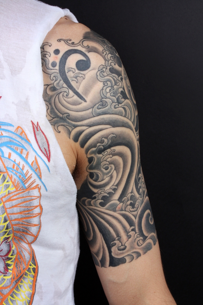 tätowierung mit japansichen motiven, halb sleeve mit wasserwellen, tattoos für männer