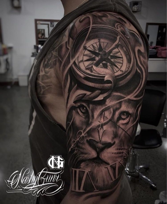 löwenkopf mit kompass, tattoos männer arm, 3d tätowierung in schwarz und grau