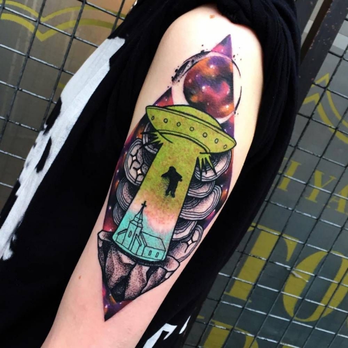tattoos männer, farbige tätowierung am arm, haus, ufo und mensch