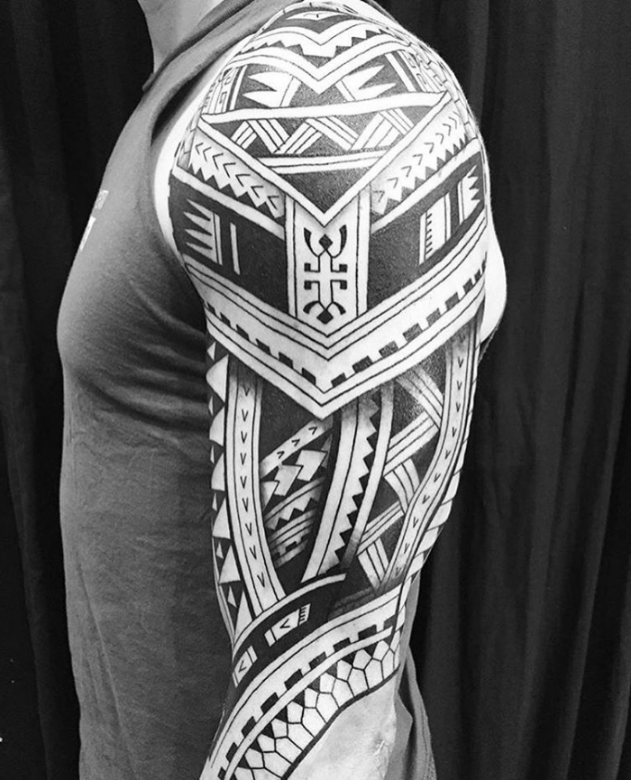 mann mit großer tätowierung am arm, tattoos männer, samoanische motive
