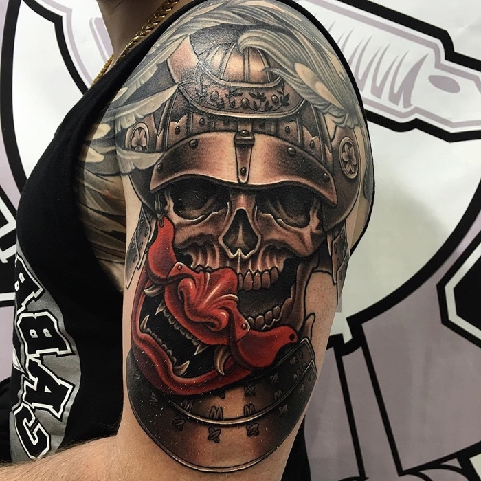 samurai mit roten maske, tattoos männer, schädel mit helm, krieger