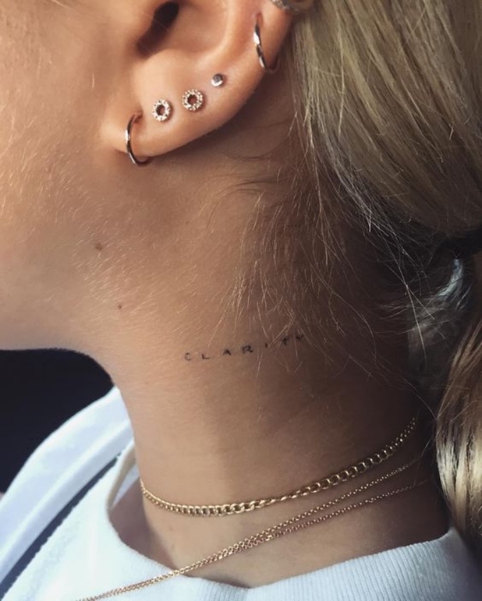 tattoo vorlagen, piercings am ohr, viele ohrringe und ein wort als tattoo am hals, blonde haare