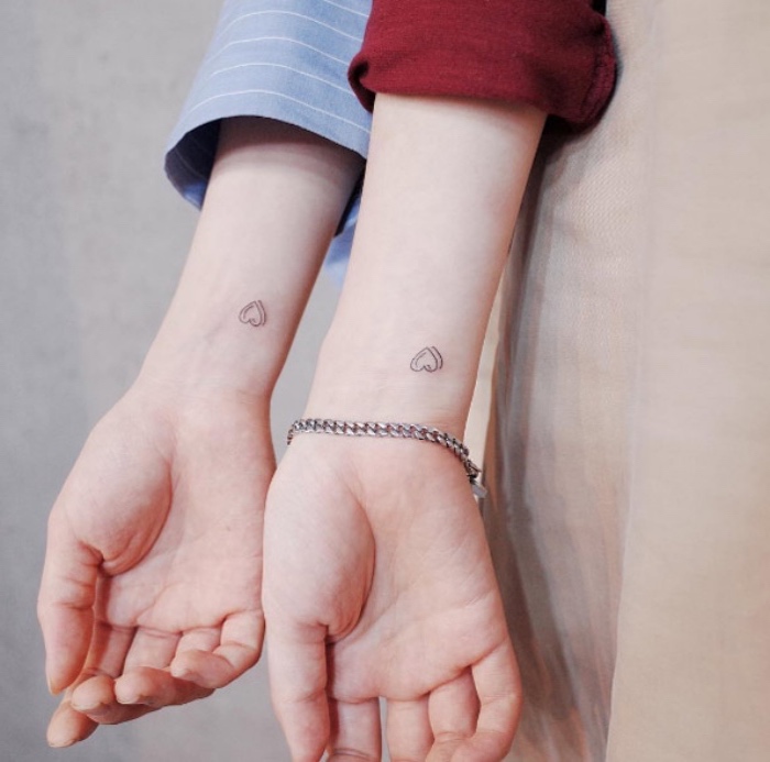 tattoo bilder partnertattoo idee, zwei hände mit kleinen tattoos, armband, ärmeln