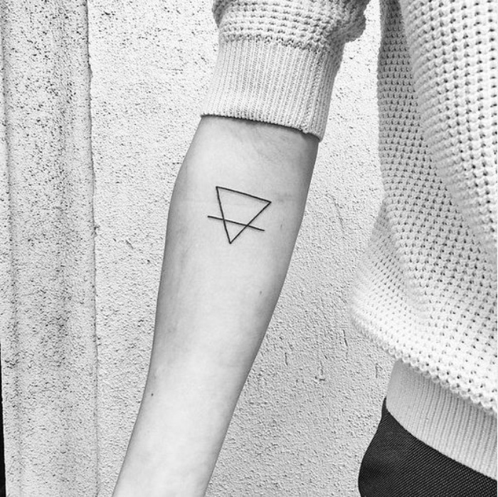 tattoo unterarm, dreieck am arm, mit einem strich, arm design idee pullover, bluse, tattoos