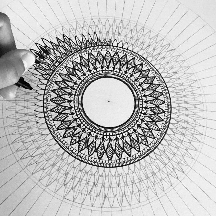 wie zeichnet man mandala, viele kleiene geometrische motive, dettailierte ezichnung