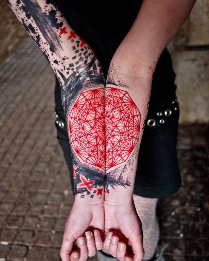 geometrische tattoos ideen rot und schwarz, armtattoos, eine runde form, die durch die zwei hälften zusammen gebracht wird