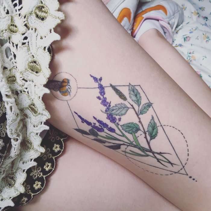geometrische tattoos mit verschiednsten designs ideen für frauen, lila blumen mit stäbchen und blätter