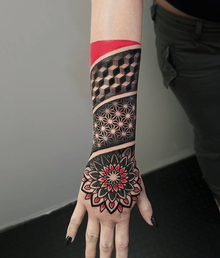 geometrsiche tattoos schwarz und rot ideen handtattoo, armtattoo, design ideen schwarz rot