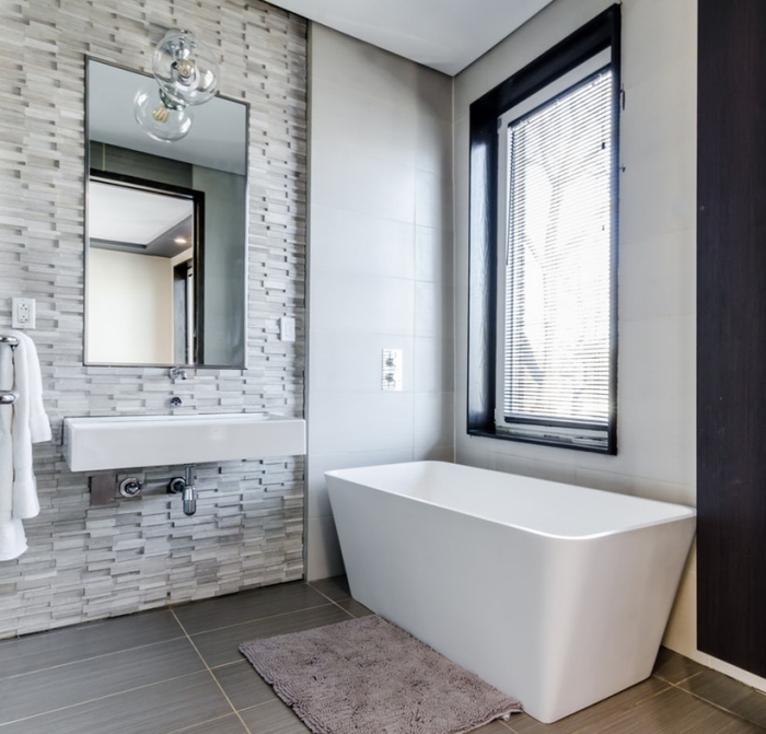 badspiegel auswählen, badezimmereirncihtung in weiß und grau, graue bodenfliesen, ziegelwand