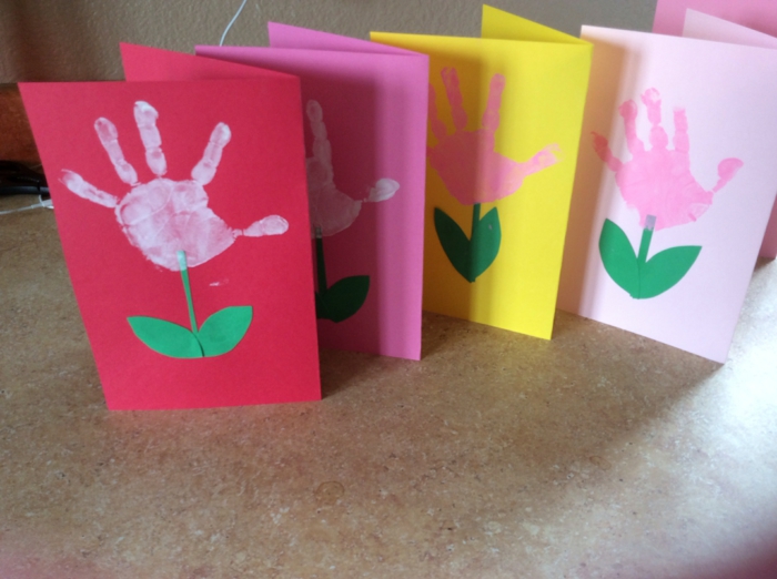Basteln Kindergeburtstag, Karten basteln, bunte Designs, Rot und Rosa, gelbe Karte, Handabdruck als Blume gestalten