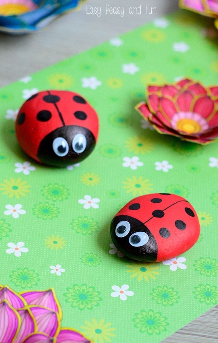 Basteln mit Kleinkindern, Marienkäfer aus Steine kreieren, Rote Käfer mit schwarzen Punkten, Steine bemalen