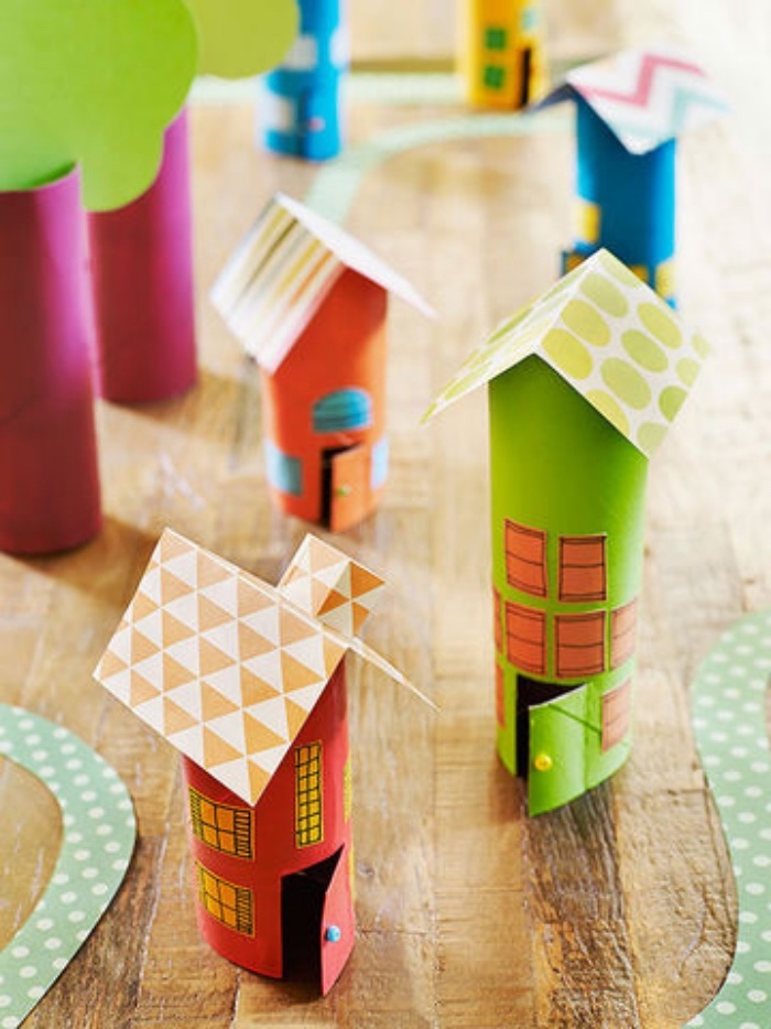 einfache Bastelideen, Haus, Häuschen aus Klorollen mit Papier umkleben und Dach bauen