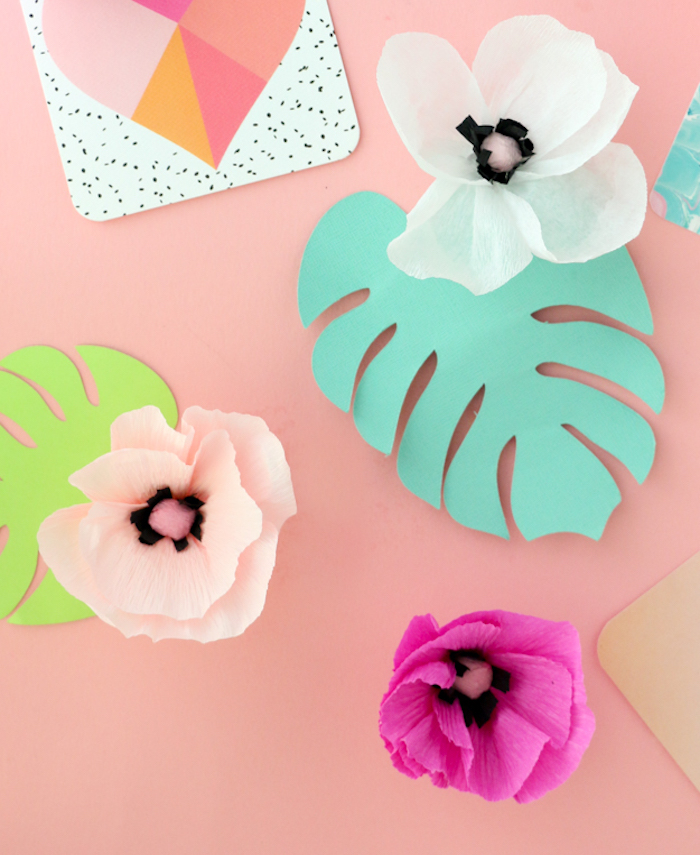 Blüten aus Krepppapier, Blätter aus Tonkarton, schöne Idee für DIY Tischdekoration 