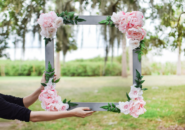 Riesiger Rahmen aus Holz, dekoriert mit künstlichen Rosen, schöne DIY Party Idee zum Nachmachen 