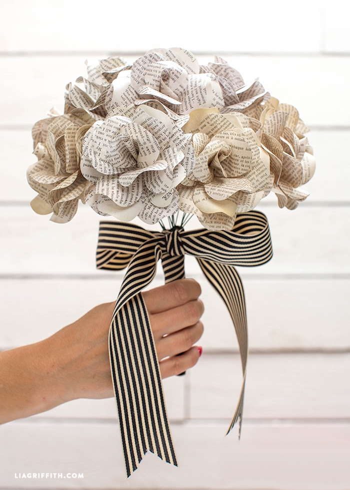 Handgemachte Rosen aus Zeitungspapier, Blumenstrauß aus Papier zum Muttertag schenken 