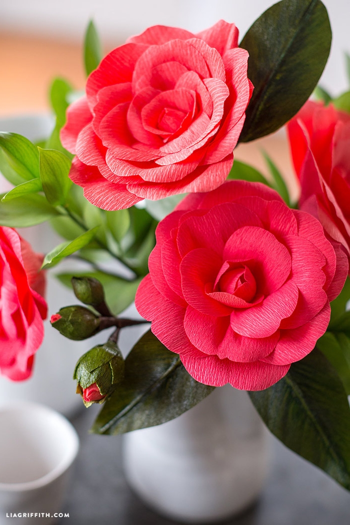 Rote Rosen aus Krepppapier zum Nachmachen, Geschenk für Mutter oder Freundin 