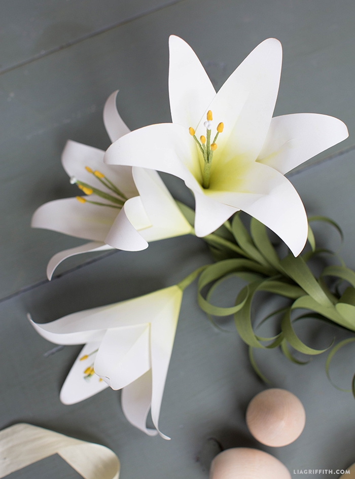 Weiße handgemachte Lilien aus Papier, Blumen selber machen und zum Muttertag schenken 