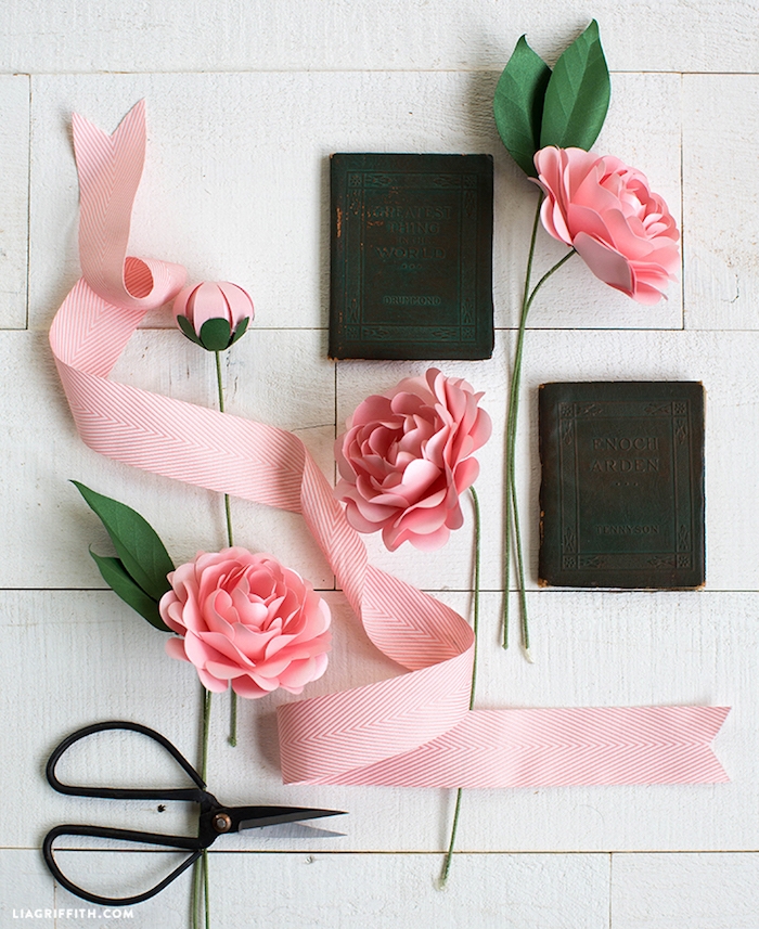 Rosafarbene Rosen aus Papier handgemacht, Frühlingsdeko selber machen für Zuhause 