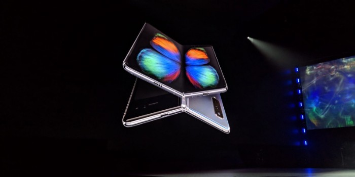 großer fliegender Schmetterling, das neue fraue Samsung Galaxy Fold mit zwei faltbaren Displays 