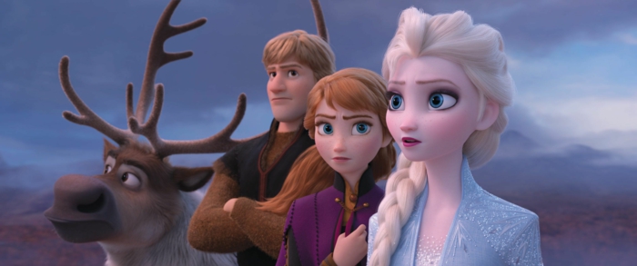 Rentier, ein Junge und zwei Mädchen, ein Screenshot von dem Film Die Eiskönigin II