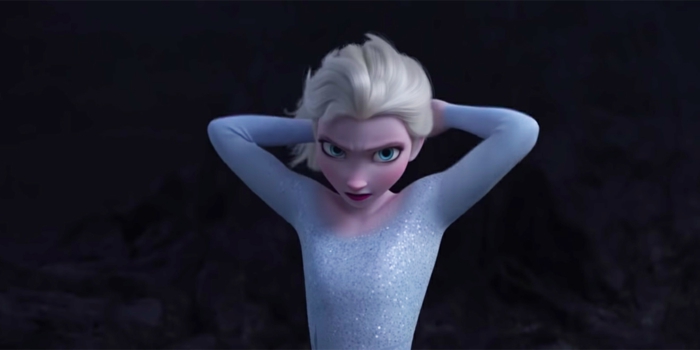 Die Eiskönigin Elsa trägt ein silberfarbenes Kleid mit Glitter und blaue Schattierung aus dem Film Die Eiskönigin II