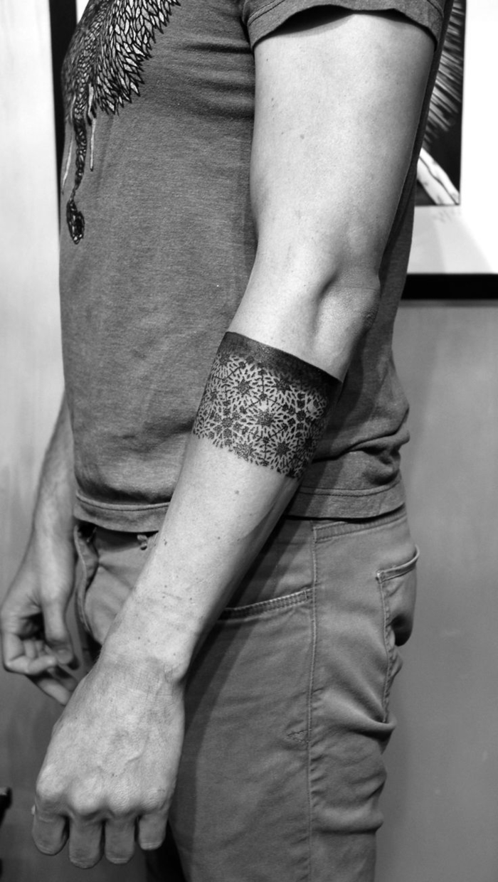 tattoo muster ideen, armband design, dickes tattoo wie ein band rund um den arm