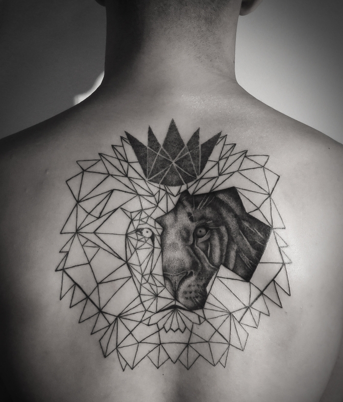 tattoo muster und inspiration, ein löwe wie könig gestaltet, geometrische formen krone und halbwegs mit schwarzer farbe gefüllt