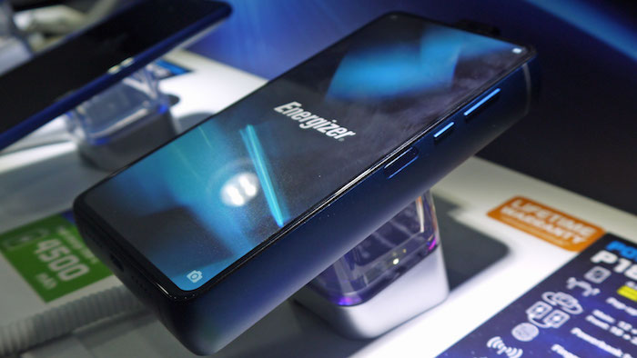 das blauem große und sehr diche smartphone Energizer P18K Pop mit einem großen blauen lc display