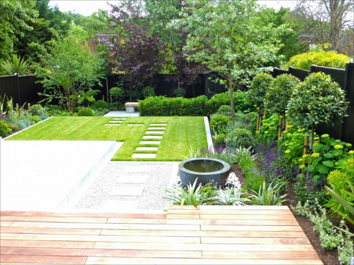 Terrassendiele, ein gepflegter, englischer Rasen, ein Teich im Blumentopf, Bonsei Bäumchen