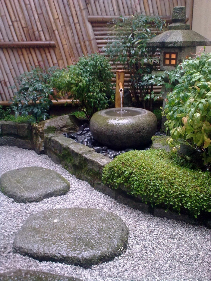 Kies, große Steine, ein japanischer Garten mit traditionellen Wasserspiel und eine Laterne