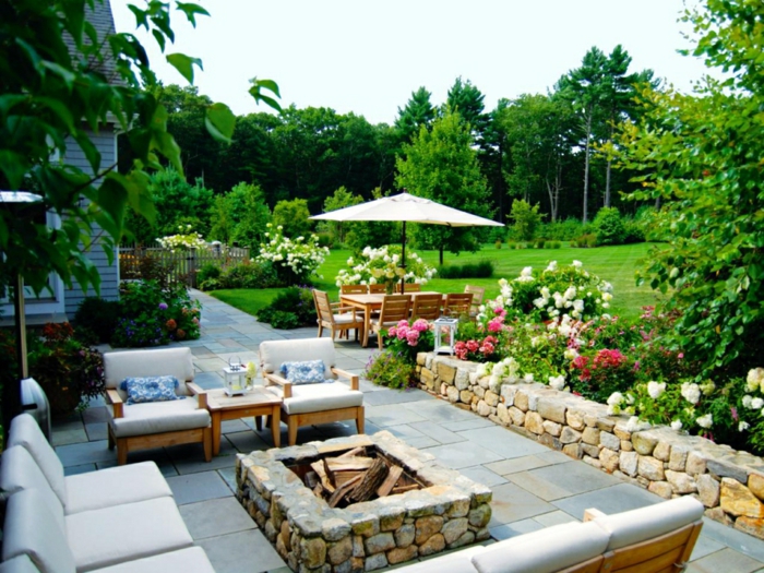 Gartengestaltung Ideen, Loungemöbel, ein gepflegter englischer Rasen, Tische und Stühle