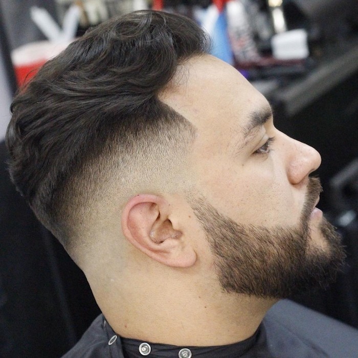 Mittellange Haare Schnitt Stil Idee, Bart und Haar kombiniert gestalten beim Frisör, spezielle Sorge für Haare und Bart für Männer