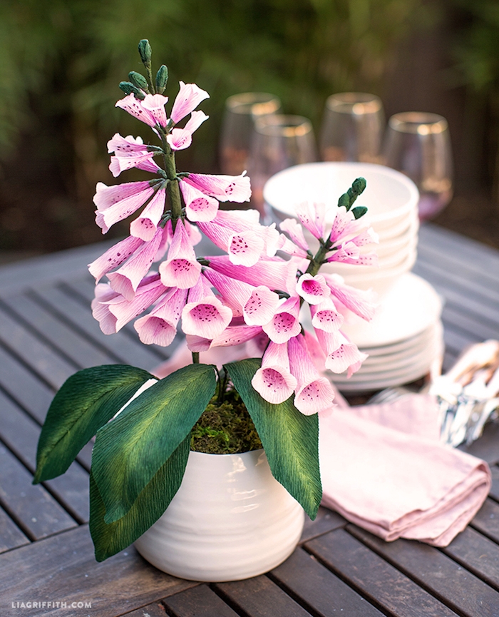 Tischdeko selber machen, Blumen aus Papier in weißer Vase, Ideen für Gartenparty 