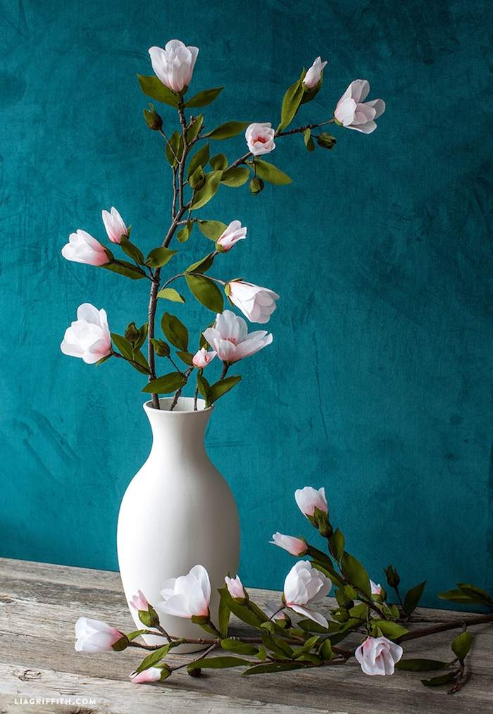 Schöne Azaleen in weißer Vase, weiße Blüten mit rosa Grund, realistische Blumen aus Papier 