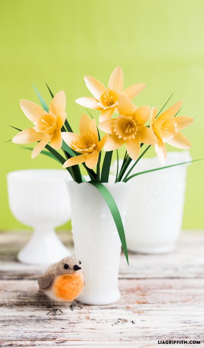 Narzissen aus Papier in weißer Vase, Frühlingsdeko selber basteln, schöne Ideen für Frühlingsstimmung 