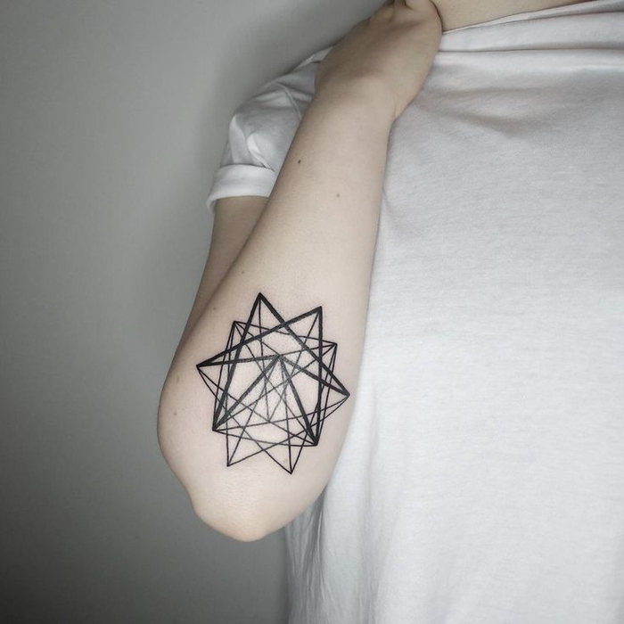 tattoo motive und ideen geometrisch, tshirt weiß, schwarze konturen, tattooideen