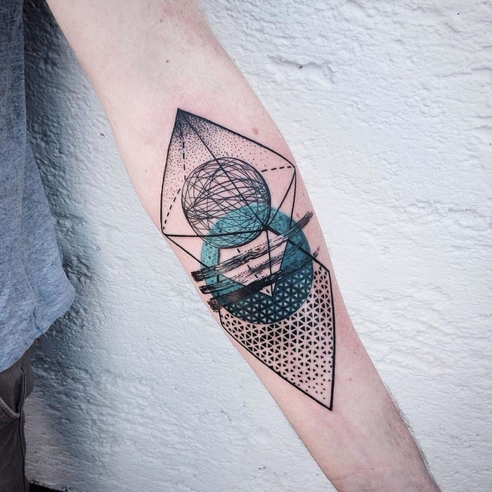 tattoo motive ideen geometrisch, linien und kugel, pyramide umgekehrt, blaue elemente am tattoo