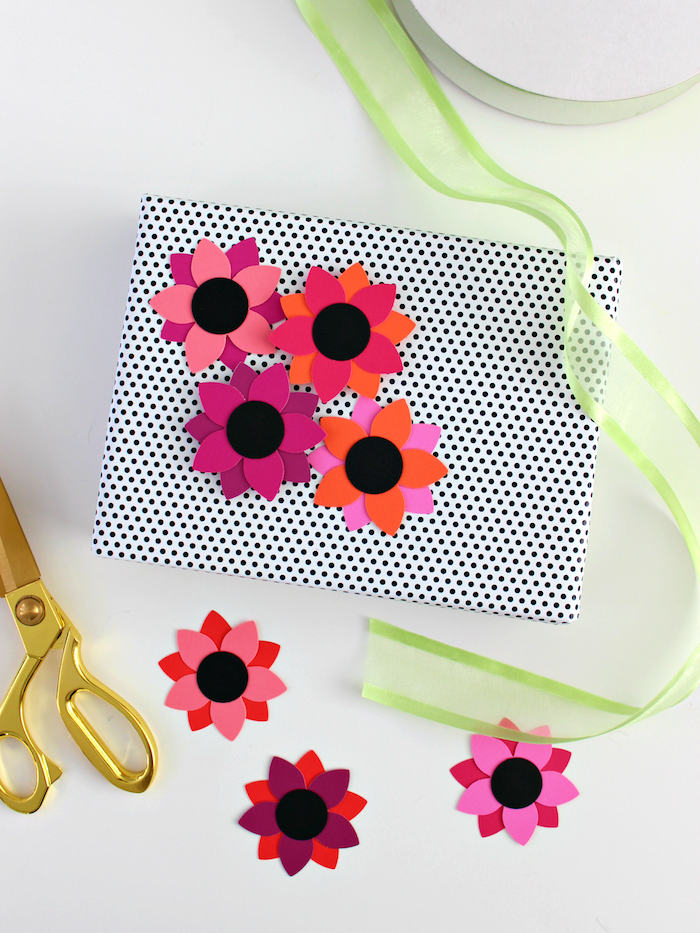Geschenkverpackung mit Blumen aus Papier und Dekoband verzieren, einfache Idee zum Nachmachen 