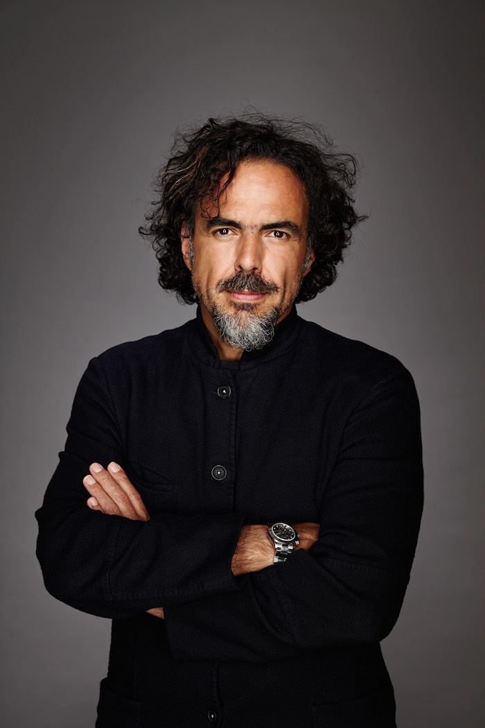 der mexikanische regisseur Alejandro González Iñárritu mit einem schwarzen hemd und einer großen schwarzen armbanduhr