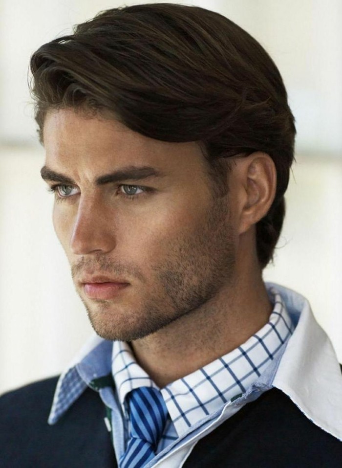 männerfrisuren mit style, elegantes haarschnitt yacht style, hemd mit krawatte und pullover, mann mit blauen augen und dunkle haare und augenbrauen, längeres haar, seitlich stylen