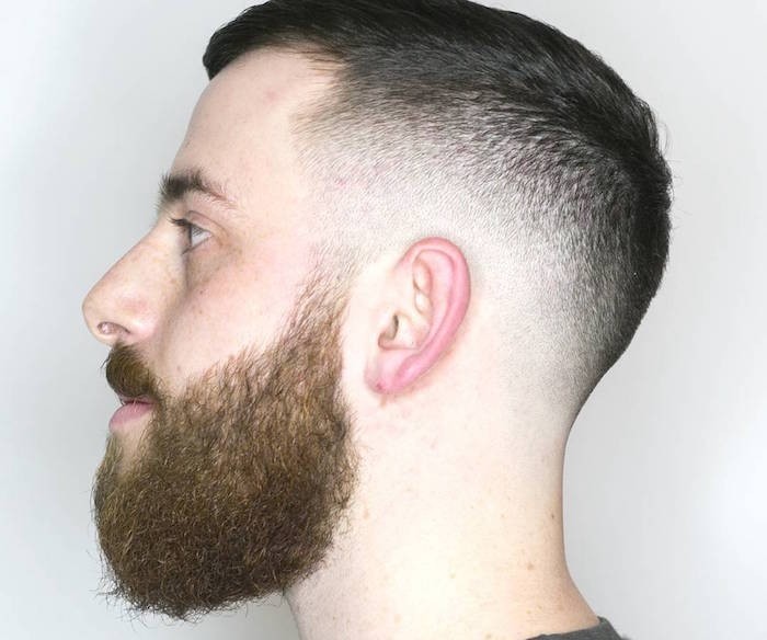 Stufenhaarschnitt Ideen in Kombination mit Bart, Haare und Bart von einem Mann in verschiedenen Farben, Haarstyles
