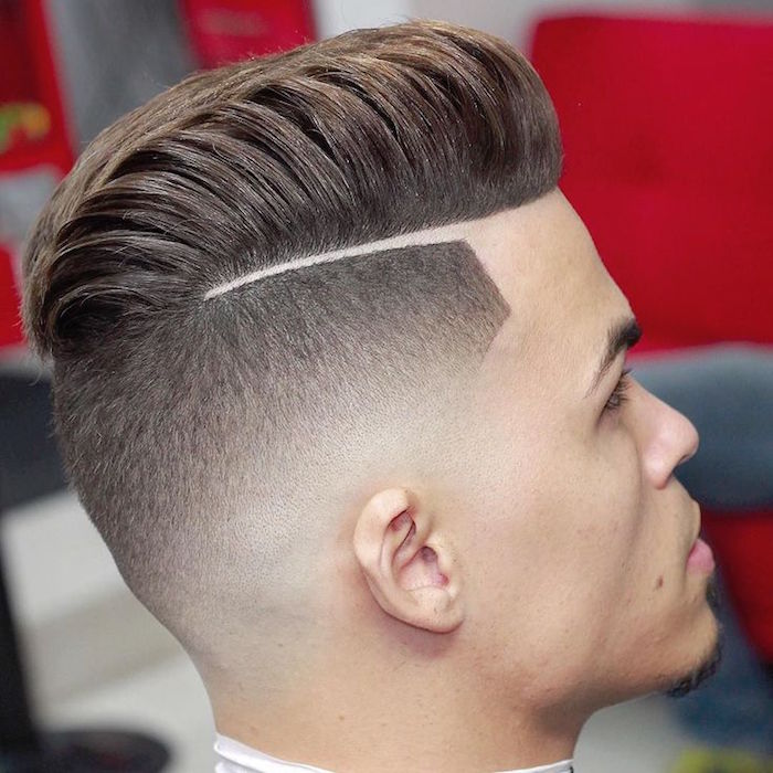 Stufenschnitt mittellang, Haare nach hinten stylen, Foto von einem Mann, deren Haare gleich frisiert worden sind, Bild von hinten seitlich