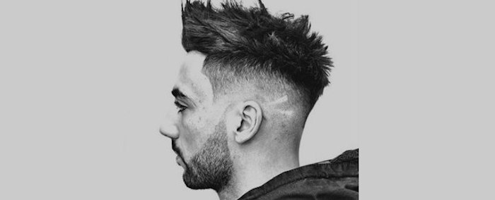 Stufenschnitt mittellange Haare, Haarstyling Ideen, schwarz weißes Foto seitlich Profil von einem Mann