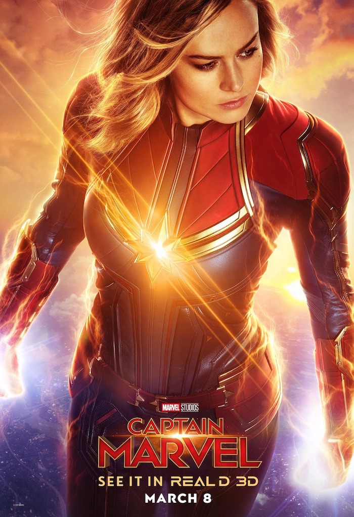 sonneuntargang und gelbe wolken, ein poster des neuen film captain marvel mit der jungen schauspielerin brie larson mit einem roten superhelden-kostüm
