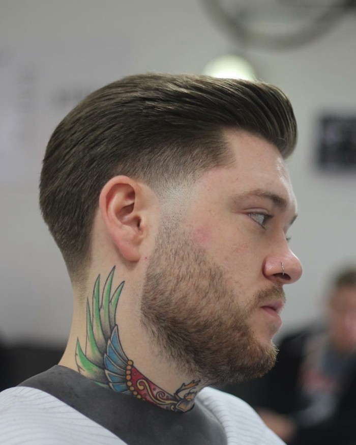 frisuren männer, ein haarstil der zum vogel tattoo passt, tattoo mit farbe am hals, bart