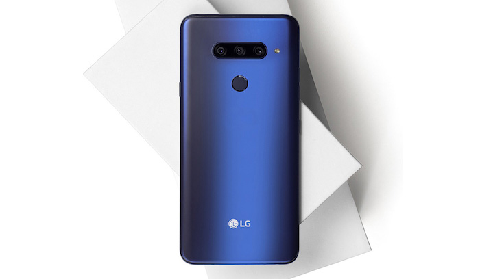 blaues kleines smartphone von lg der V-Reihe, ein handy mit einer schwarzen triple-kamera von dem hersteller LG