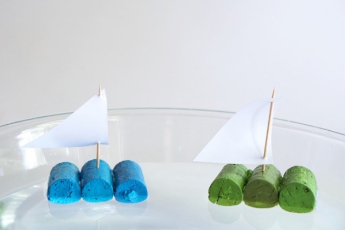 Bastelideen zum Faszinieren, Lustige Ideen für Kinder Boot selber machen, Schiff aus Korken in verschiedenen Farben gestalten und im Wasser schwimmen lassen