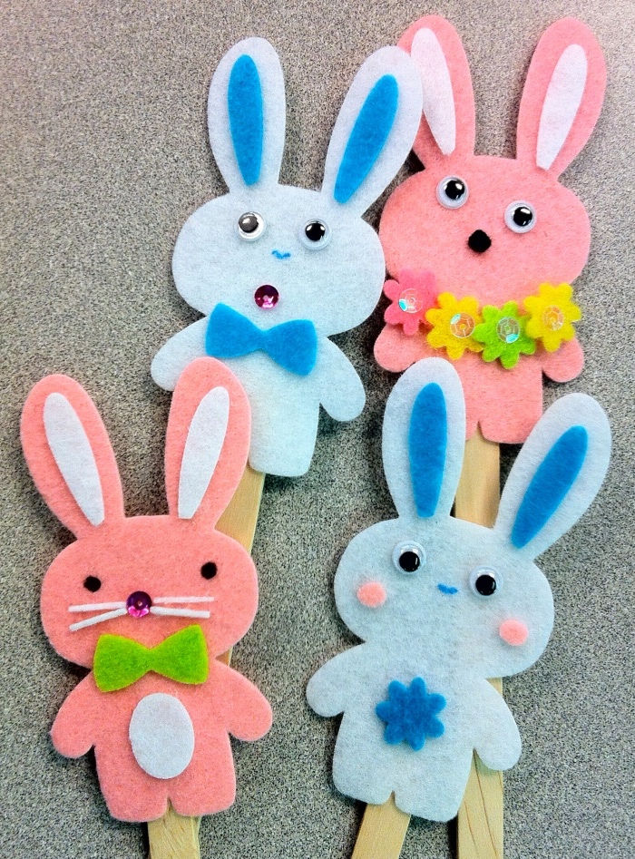 Bastelideen Kinder, Hasen in verschiedenen Farben gestalten, rosarote Hase, blaue Hase, Blumenkranz, Blumenkette, schöne DIY Ideen