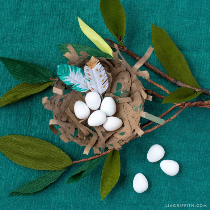 osternest basteln vorlage, weziige mit blättrn aus krepppapier, kleine eier, pappmache nest