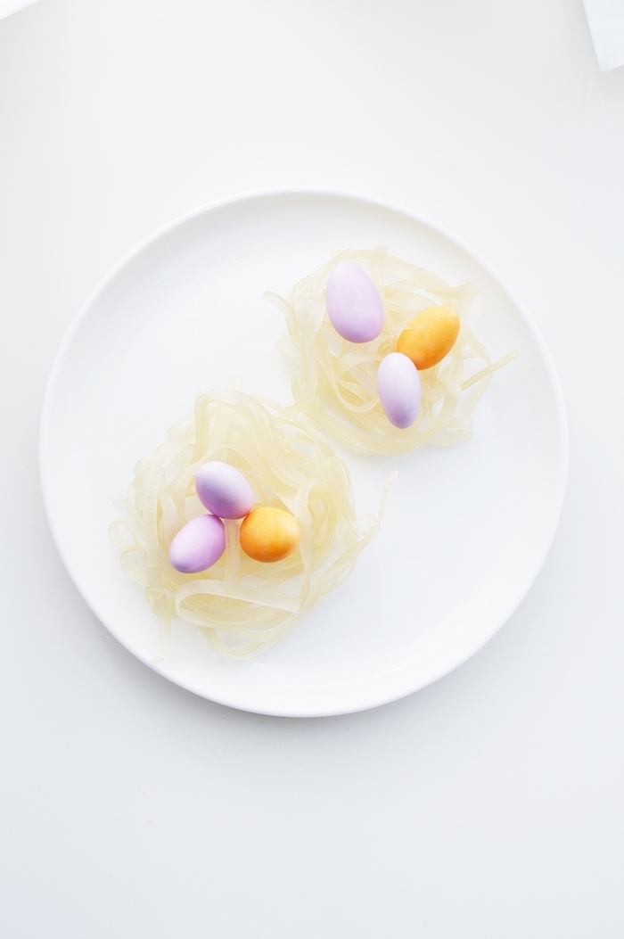 runder weißer teller, osternest selber basteln, kleine bunte eier, pasta